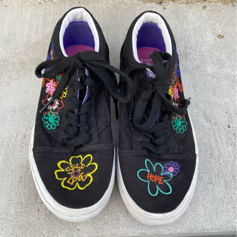 Vans Old Skool flower embroidered Black lace up Shoes size 2 kids